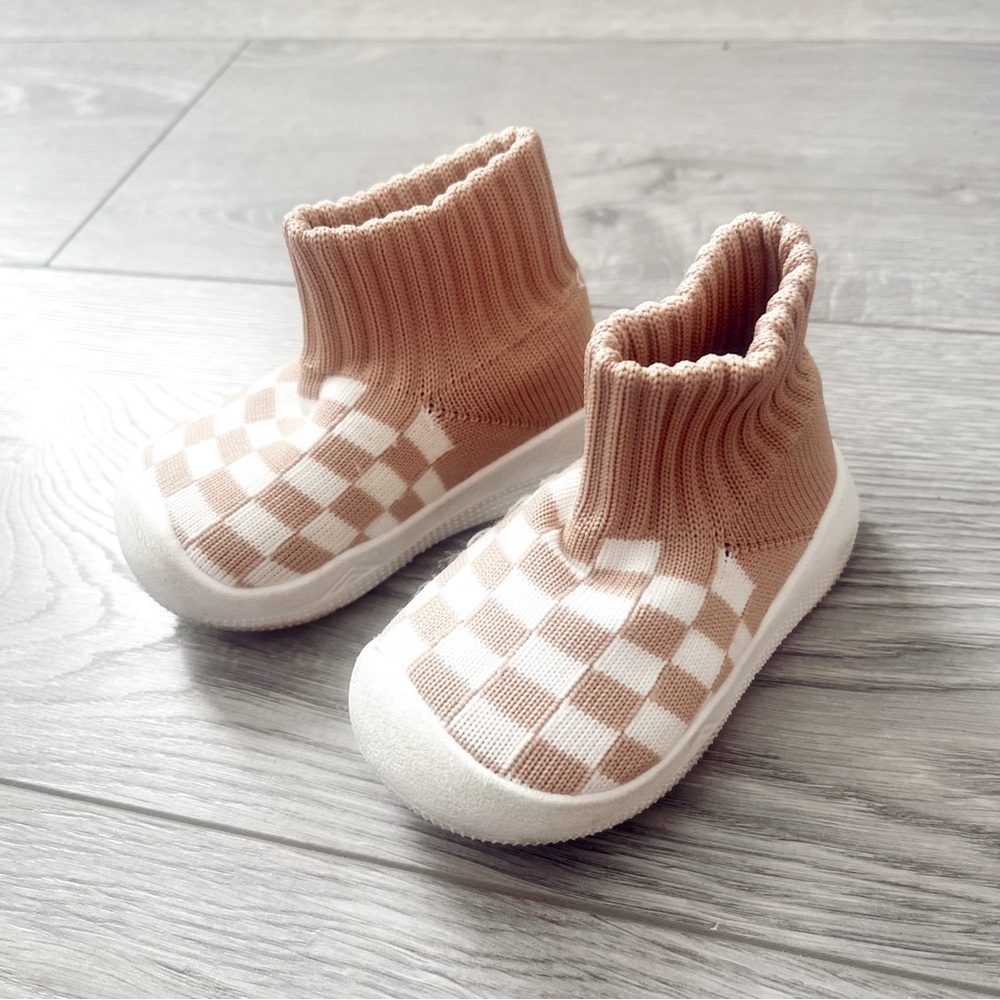 pink & white checkered baby shoes size 4.5
